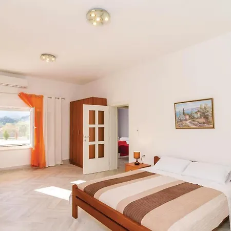 Four-bedroom Holiday In Peracko Blato Ploce (Dubrovnik-Neretva)
