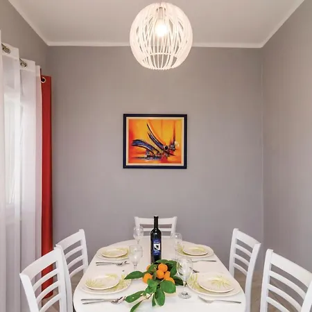Four-bedroom Holiday In Peracko Blato