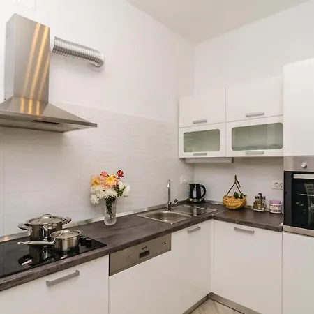 Four-bedroom Holiday In Peracko Blato *