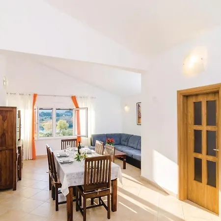 Four-bedroom Holiday In Peracko Blato Σπίτι διακοπών *